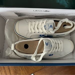 Women’s white Cariuma tennis shoes NIB